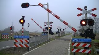 Spoorwegovergang Hindeloopen  Dutch railroad crossing [upl. by Clarabelle]