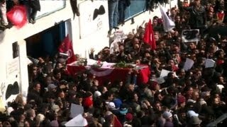 La dépouille de Chokri Belaïd applaudie par la foule [upl. by Calva268]