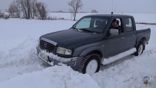 Mazda B2500 в глубоком снегу Mazda B2500 in deep snow [upl. by Curran]