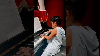 Đi bơi về 8h tối ăn cơm xong vẫn luyện đàn là Min piano  conlaembehanhphuc [upl. by Delanty944]