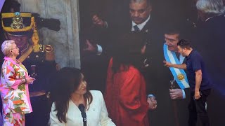 LOS GESTOS DE CRISTINA KIRCHNER Y MILEI EN EL MOMENTO DEL TRASPASO quotPARECÍA ELLA LA PRESIDENTEquot [upl. by Mathilda751]