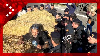 Orte attimi di tensione tra agricoltori e polizia al casello autostradale [upl. by Kylila]