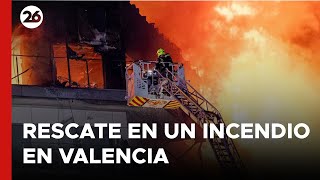 AHORA  ESPAÑA  Rescatan a dos personas atrapadas en el edificio incendiado en Valencia [upl. by Chandra]