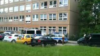 Morgenpost TV  Polizeieinsatz an einer Schule in BerlinMarzahnHellersdorf [upl. by Port]