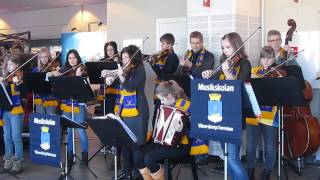 Svänggänget med Dansen på Sunnanö under ledning av Catarina Olsson Bandy VM 2013 [upl. by Ailak]