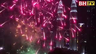 Pertunjukan bunga api warnai sambutan tahun baru di KLCC [upl. by Malca828]