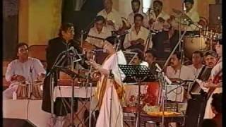 Lata Mangeshkar  Aye Mere Watan Ke Logo Live Performance [upl. by Enohs]