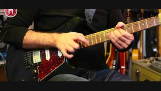 Gitarre halten und das 1Gitarrenriff  Basic Rock Guitar 2 [upl. by Jonis854]