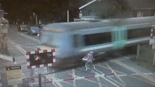 RoyaumeUni un cycliste manque de se faire écraser par un train [upl. by Elleynad579]