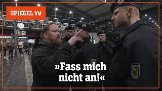 Waffenkontrollen an Berliner Bahnhöfen  SPIEGEL TV [upl. by Lednar]