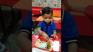 bacche ne Puri sabji roti kha Li😊🥰🎒🏫india food streetfood youtubeshorts [upl. by Gianni]