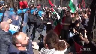 Scontri sotto la sede Rai di Napoli polizia carica i manifestanti con i manganelli tra le urla [upl. by Aneehsit]