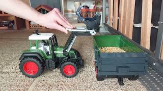 BRUDER Unboxing Fendt Favorit 926 Vario mit Frontlader und Wannenkippanhänger [upl. by Delacourt]