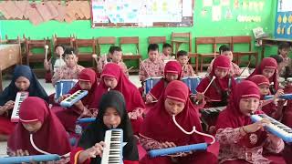 Drum Band MIM 3 Penatarsewu lagu quotkembali ke sekolahquot sherina [upl. by Euqinotna]