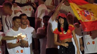 Aitana celebra en Cibeles la 4ª Eurocopa con los jugadores de la Selección Española [upl. by Aerdied]