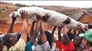 Le famadihana exhumation des morts à Madagascar [upl. by Vadnee]