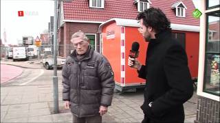 Jakhals Erik krijgt klappen in Volendam voor De Wereld Draait Door DWDD 19112010 [upl. by Babita]