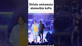 SHILOLE AKAMATA MWIZI KWENYE STAGE [upl. by Arikahc]