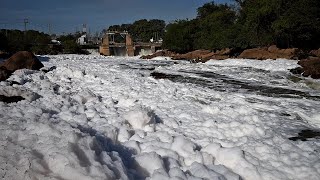 Espuma tóxica no Rio Tietê  AFP [upl. by Anielram322]