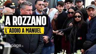 In centinaia per lultimo saluto a Manuel Mastrapasqua gli amici quotUningiustizia morire cosìquot [upl. by Tnek407]