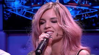 Dionne Slagter covert Issues van Julia Michaels  RTL LATE NIGHT [upl. by Accebar518]