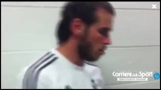 Increible Gareth Bale Pide Autografo de Francesco Totti en Camiseta de AS Roma [upl. by Bonilla]