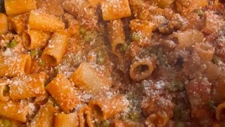 PASTA CON SALSICCIA E PISELLI di Betty e Marco  Ricetta facile e veloce [upl. by Eima]