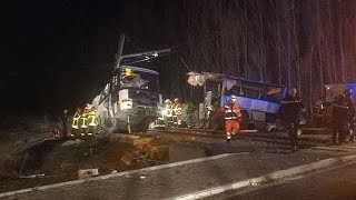 Treno contro scuolabus in Francia almeno quattro morti [upl. by Assilana300]