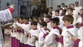 Pueri Cantores Capella Sistina  Ave Regina coelorum [upl. by Eddra67]