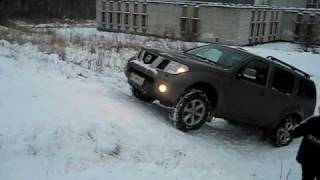 Nissan Pathfinder  first snow test  up  первый тест на горку [upl. by Ezirtaeb664]