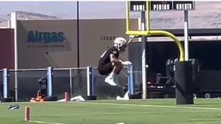 MAXX CROSBY SHOWS OFF VINCE CARTER BOUNCE GREAT LEADER PUMPS UP RAIDERS FOR STEELERS PRACTICE [upl. by Joly109]