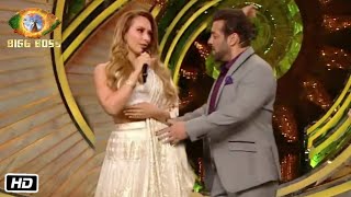 Salman Khan and His Girlfriend Iulia Vantur Live Singing Perfomance on Main Chala Song [upl. by Grethel]