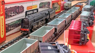 Hornby Railways R550 9F Heavy Freight Locomotive with R214 Ore Wagons [upl. by Katleen590]