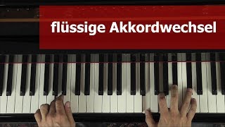 Klavier spielen – So lernst du flüssige Akkordwechsel mit der VorausdenkÜbung [upl. by Akelahs181]