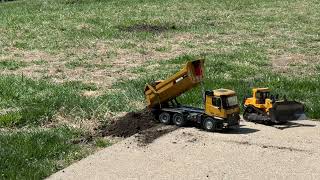 Fresh dirt for the patio edge  RC dump truck Huina 1582 bulldozer [upl. by Faucher812]