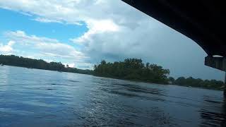 40 Kayak gonflable sur la rivière toujours sous le pont de la 15 a cause de la pluie [upl. by Airdnahs702]