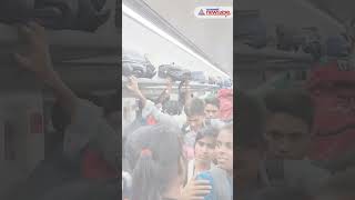 Viral Video Ticketless Passengers Overcrowd Vande Bharat Express [upl. by Aihsot]