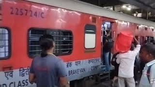 12562New DelhiJay Nagar Swatantra Senani Superfast Express Ke Aate he Chadhne ke liye logo ki bhir [upl. by Farrow755]