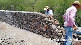 Como construir muros de mampostería Stone masonery wall o renchidos con piedra [upl. by Blinny28]