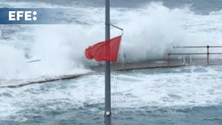 Las nevadas remiten pero once comunidades siguen en alerta por viento oleaje y nieve [upl. by Alios591]