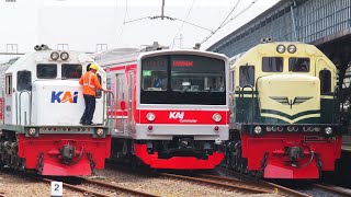 RAMAINYA KERETA API DI PERLINTASAN KERETA API PASAR SENEN JAKARTA Ada Lokomotif Vintage dan CC 201 [upl. by Yojenitsirk]