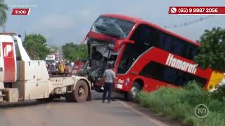 Batida entre ônibus e caminhão mata motorista e deixa 12 feridos na MT 010 [upl. by Oxford99]