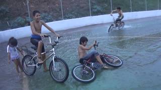 BICICLETA NA AGUA ENGRAÇADAS QUEDAS [upl. by Niatsirhc118]