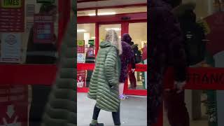 Iceland staff locked a shop thief inside the supermarket  stoke Newington  london [upl. by Diaz]