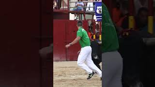 EL MEJOR RECORTADOR DE TOROS BRAVOS toros sports madrid [upl. by Evannia]