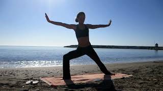 Yoga en la playa hermoso dìa tibio de otoño [upl. by Eirrotal321]