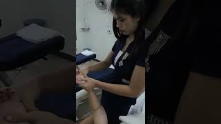 Relajante masaje de brazos en un spa tailandés 🇹🇭✨ ThaiMassage MasajeTailandés Tailandia short [upl. by Polad]