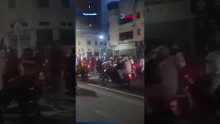 🚨 🇻🇪 Tensión en Caracas Colectivos motorizados chavistas toman las calles de Caracas [upl. by Nirej307]