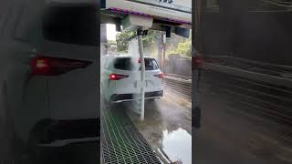 360水刀洗車機，採用360度全方位無接觸清洗技術，結合先進的工藝設計和動態美學，獨特的設計展現了現代洗車技術的藝術魅力。透過精確的水流控制，確保每一個角落都能獲得有效且均勻的清洗。 [upl. by Kadner110]