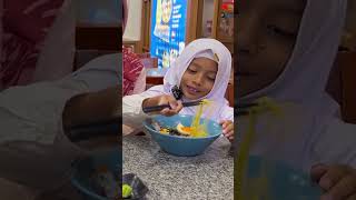 AFRIN MENCOBA MAKAN MIE RAMEN TERENAK PAKAI SUMPIT  ANAKANAK MENCOBA MAKANAN JEPANG shorts [upl. by Johnna]